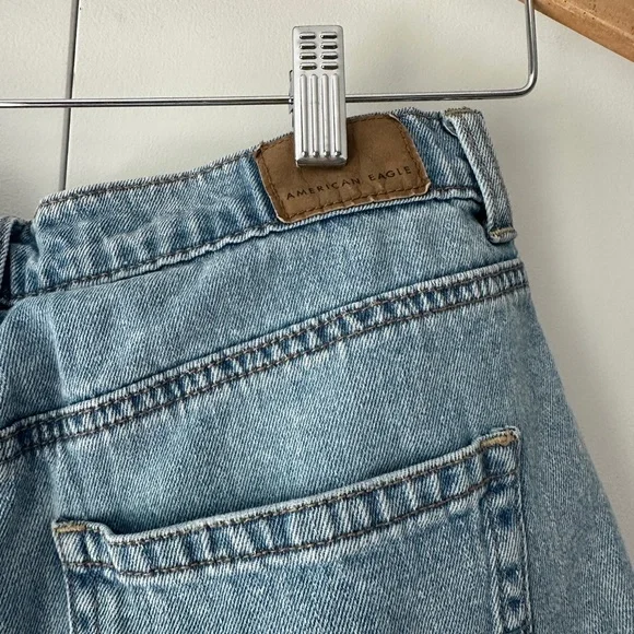 American Eagle Pleated Classic Blue Mom Jean Shorts - Picture 5 of 6